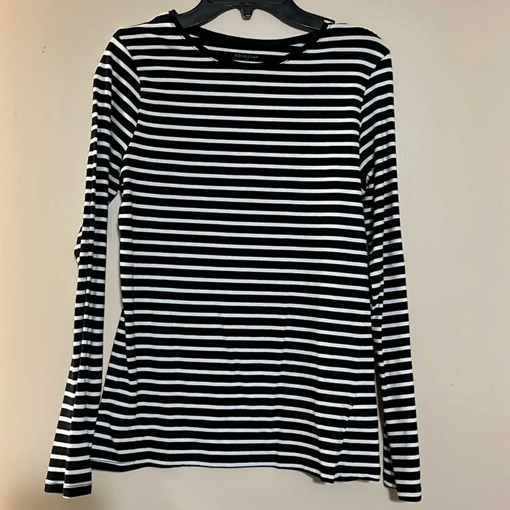 Black and white stretch long sleeve